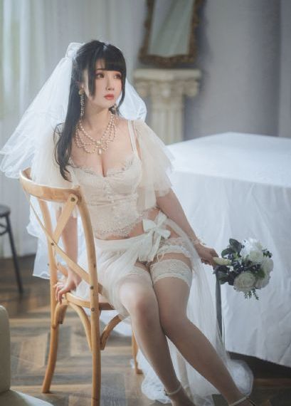 欧美宫廷睡衣_HD电视剧在线观看